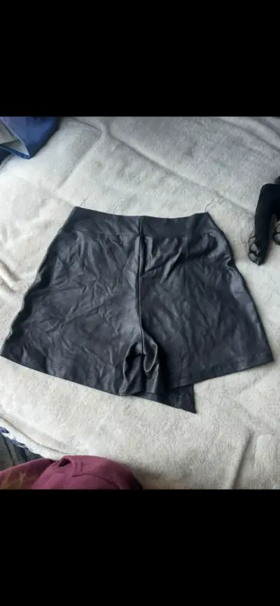 Falda short negra de cuero sintético - miniatura 2