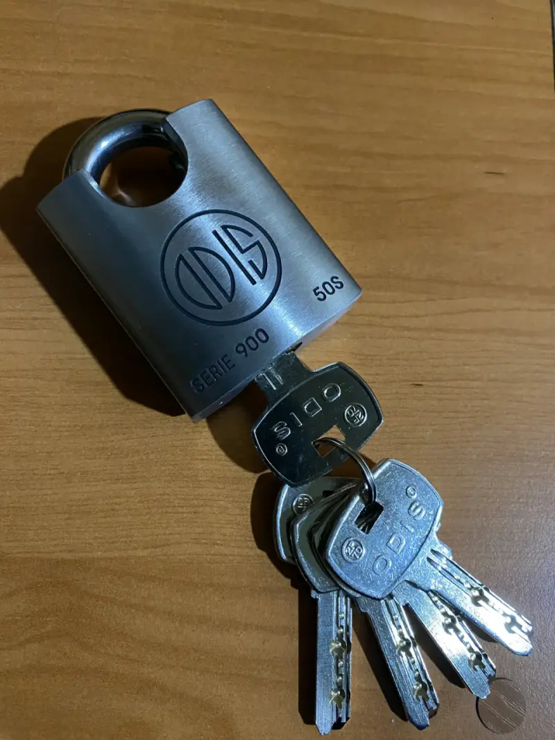 Candado Odis serie 900 con llaves
