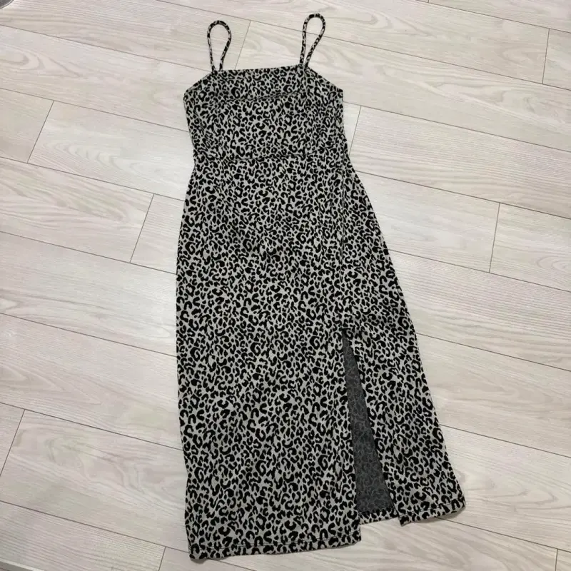 Vestido sin mangas animal print Zara