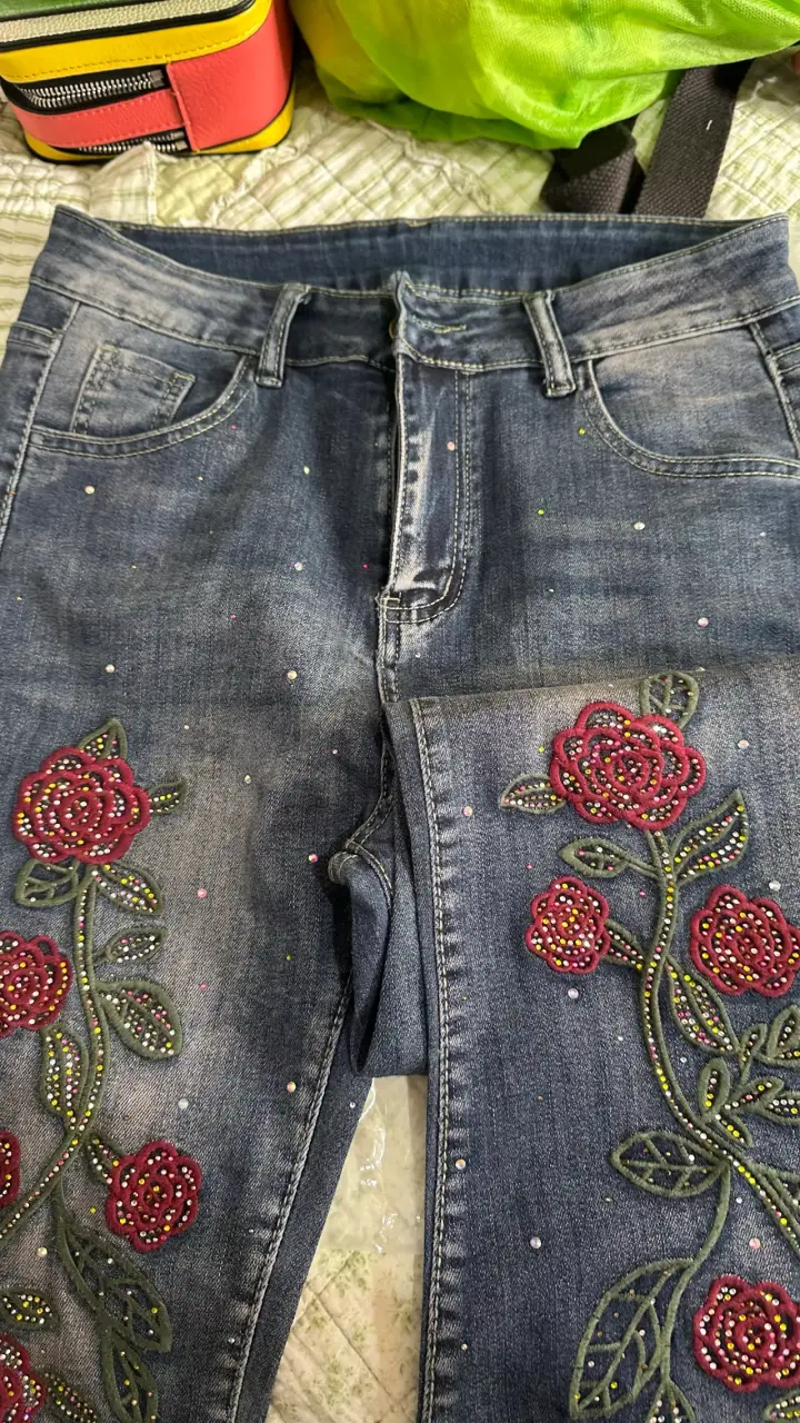 Jeans bordados con flores - 1