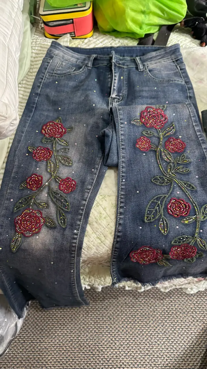 Jeans bordados con flores - 2