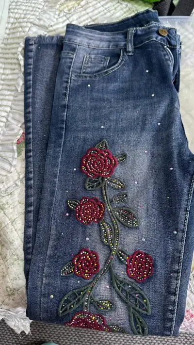 Jeans bordados con flores - miniatura 3