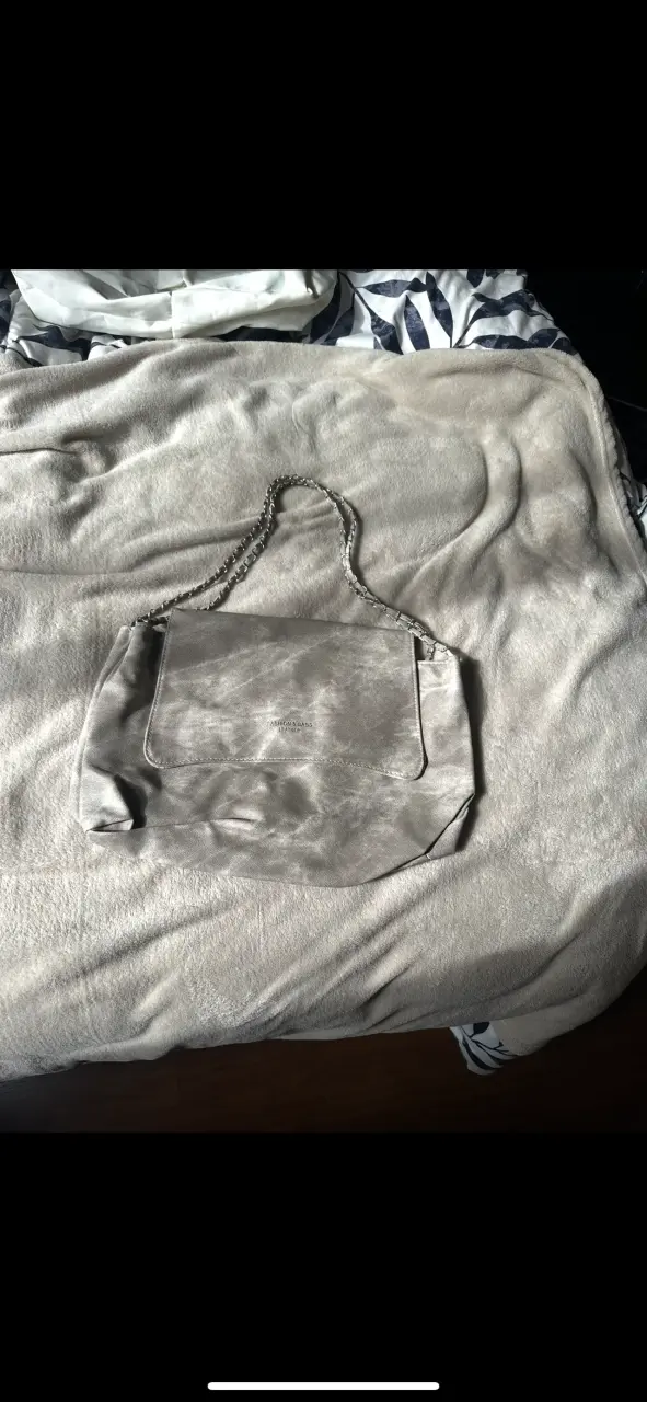 Cartera gris con correa cadena
