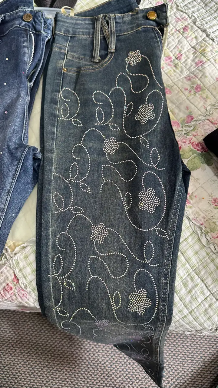 Jeans con adornos brillantes - 1