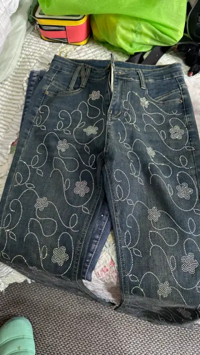 Jeans con adornos brillantes - miniatura 2
