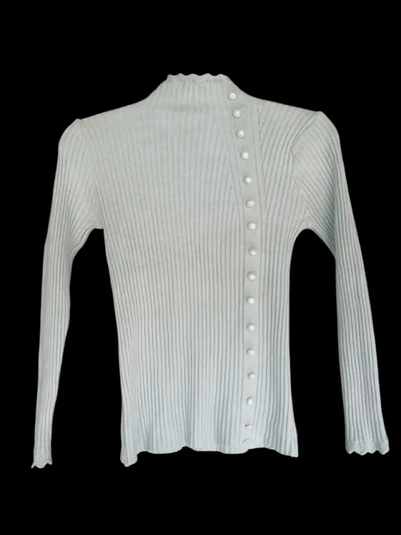 Suéter blanco con botones decorativos