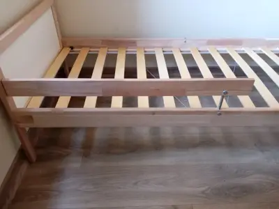 Cama individual de madera con colchón - miniatura 1