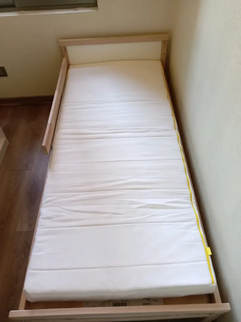 Cama individual de madera con colchón - 2
