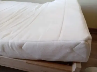 Cama individual de madera con colchón - miniatura 3
