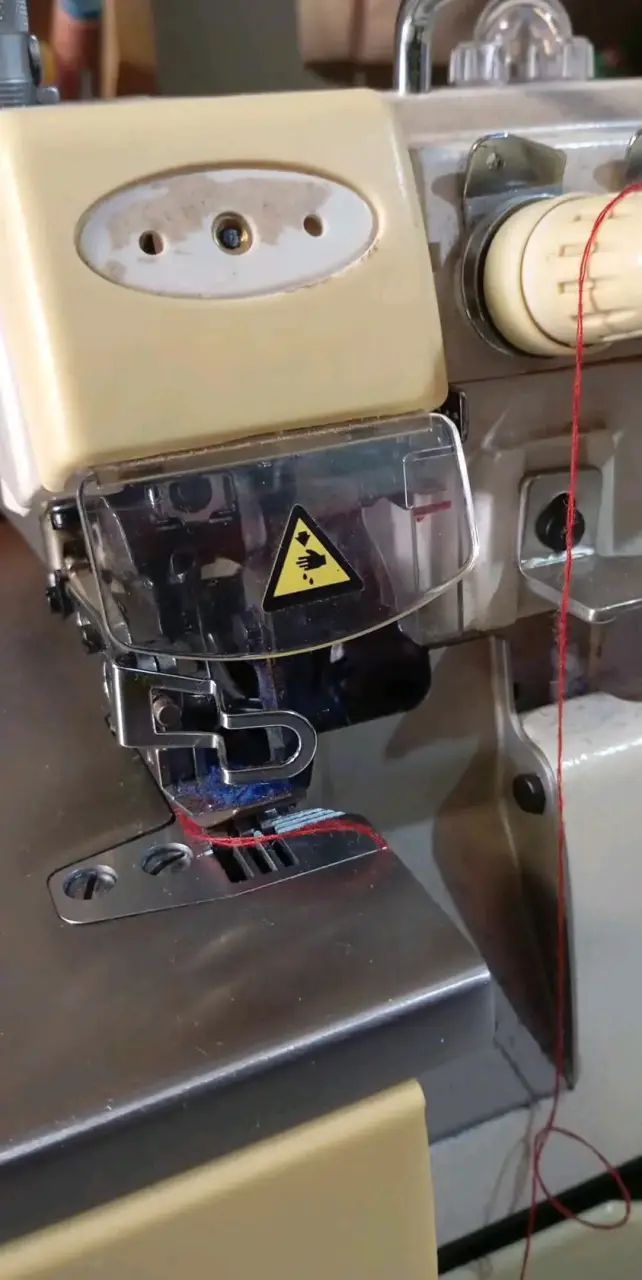 Máquina overlock industrial - 2