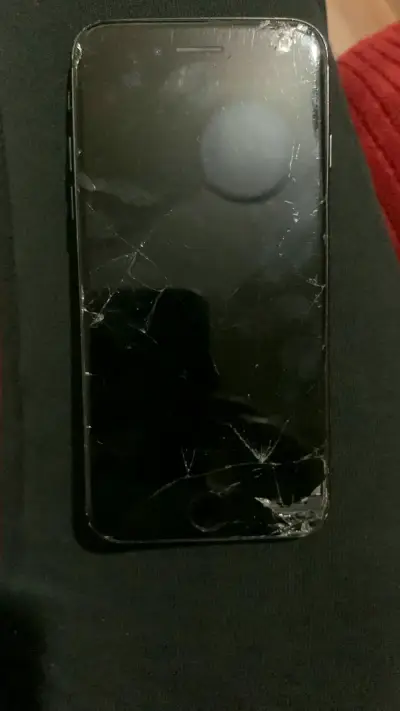 iPhone con pantalla rota - miniatura 1