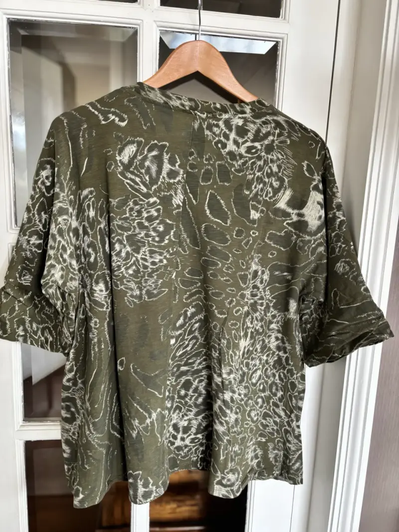 Polera suelta verde estampada - 1