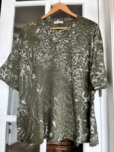Polera suelta verde estampada - miniatura 2