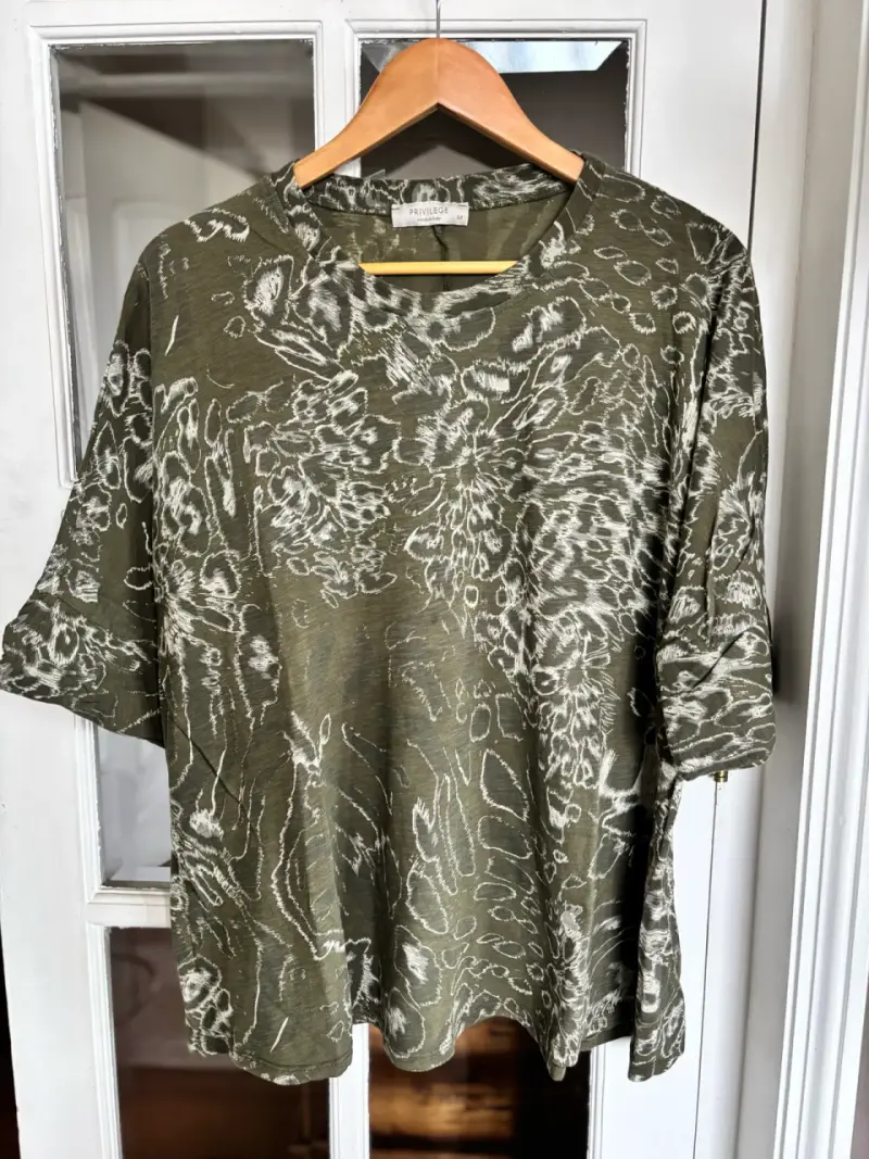 Polera suelta verde estampada - 3