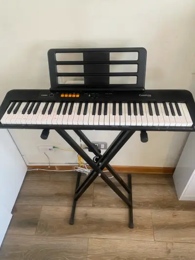 Teclado eléctrico Casio con soporte - miniatura 1