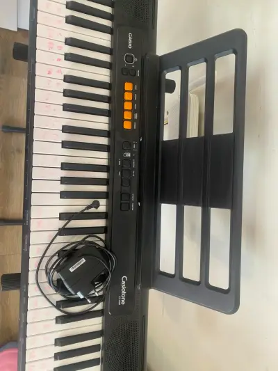 Teclado eléctrico Casio con soporte - miniatura 2