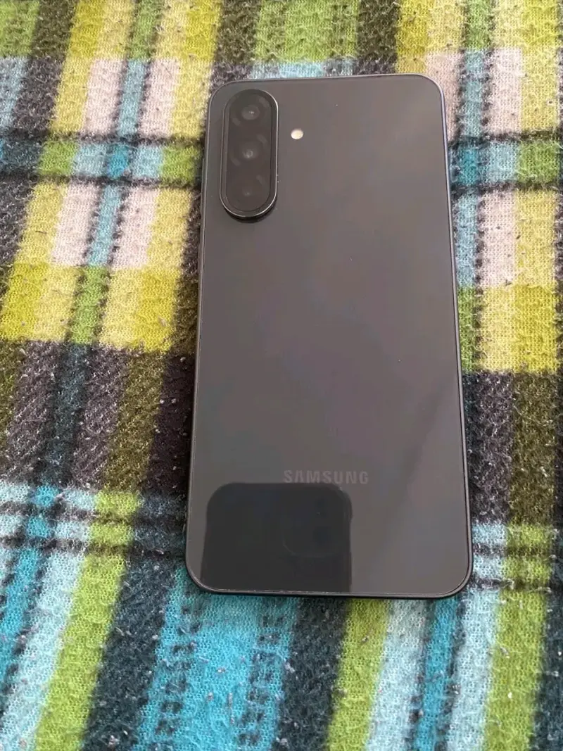 Smartphone moderno en buen estado - 2