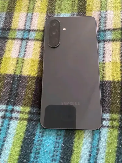 Smartphone moderno en buen estado - miniatura 2
