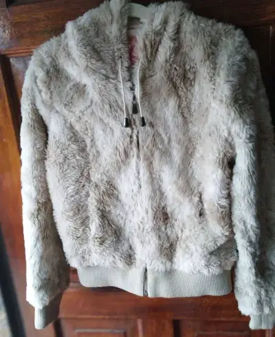 Chaqueta peluda beige con cierre - miniatura 1