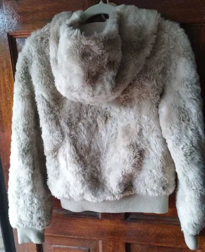 Chaqueta peluda beige con cierre - miniatura 2