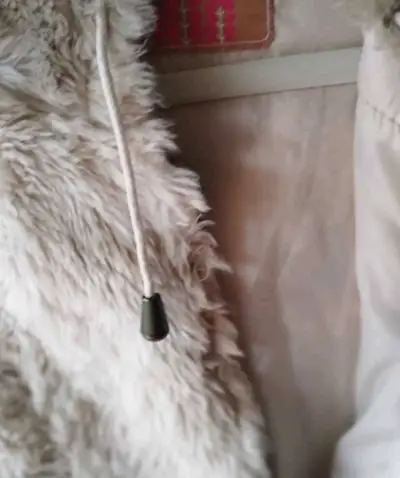 Chaqueta peluda beige con cierre - miniatura 3
