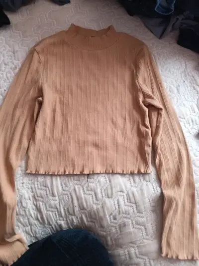 Suéter beige de cuello alto - miniatura 1