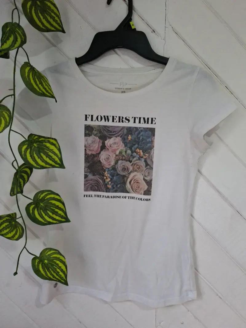 Polera blanca estampado floral