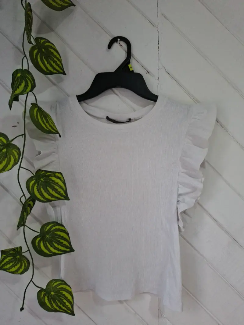 Polera blanca con volantes