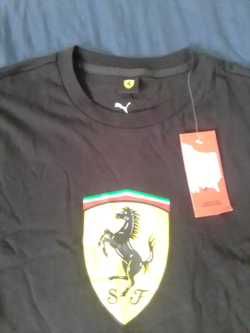 Polera negra Ferrari con logo - 2