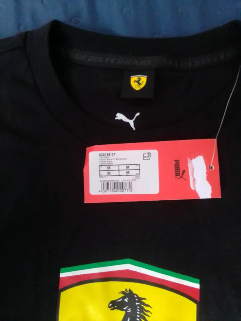 Polera negra Ferrari con logo - 3