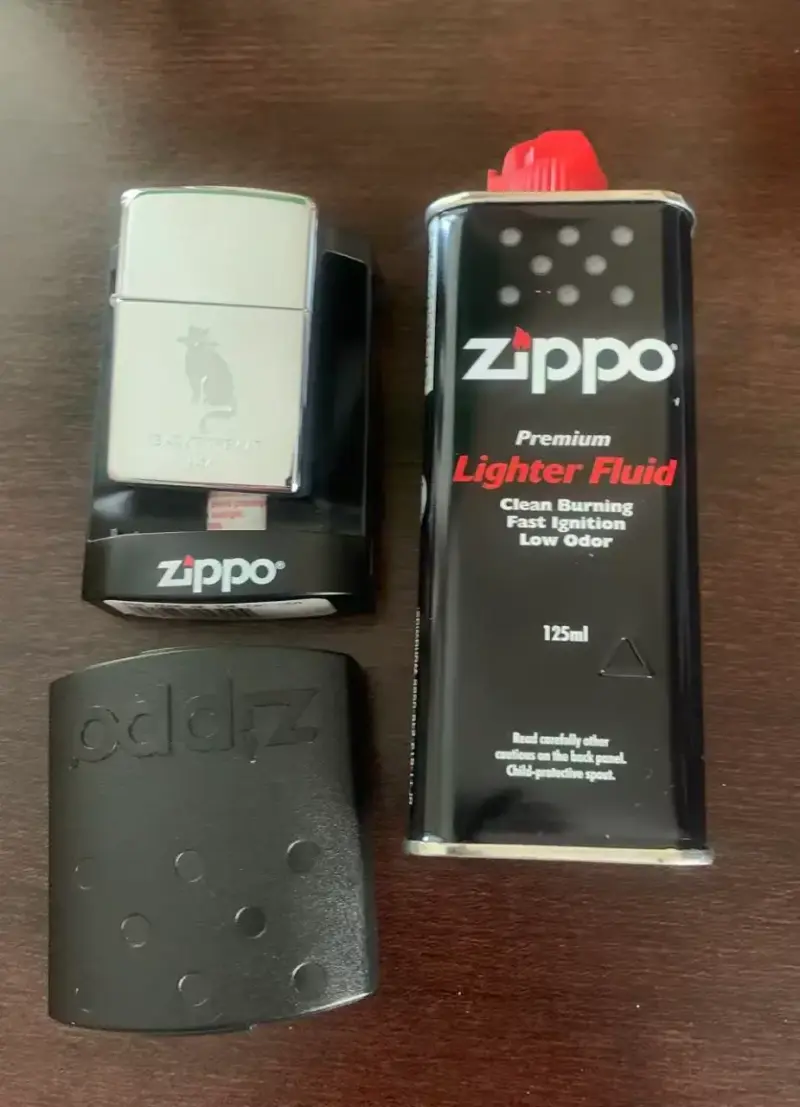 Encendedor Zippo con líquido premium