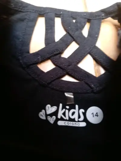 Polera negra con mensaje floral - miniatura 2