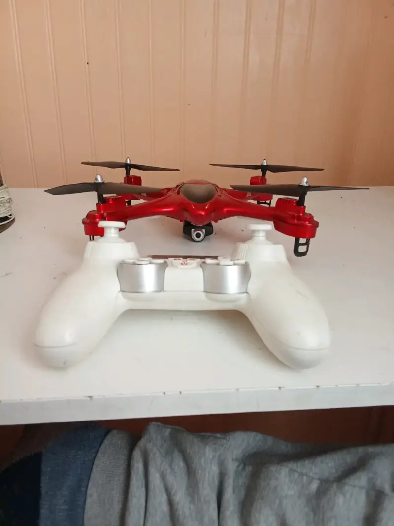 Dron rojo con control remoto - 1