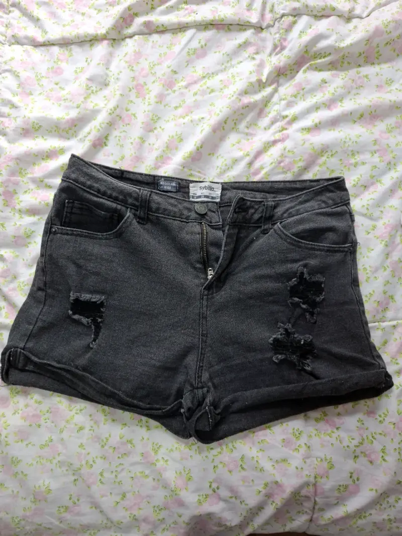 Shorts de mezclilla desgastados