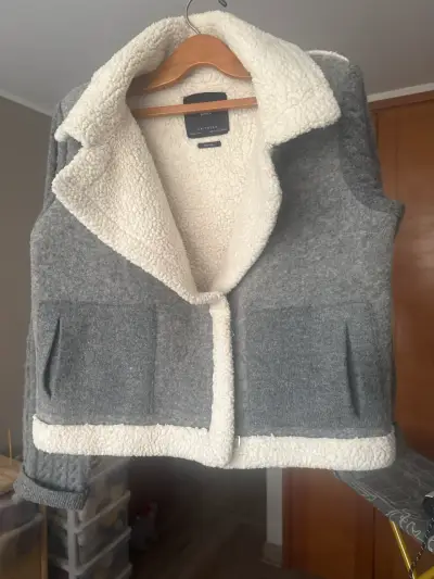 Chaleco gris con Corderoto marca Zara - miniatura 1