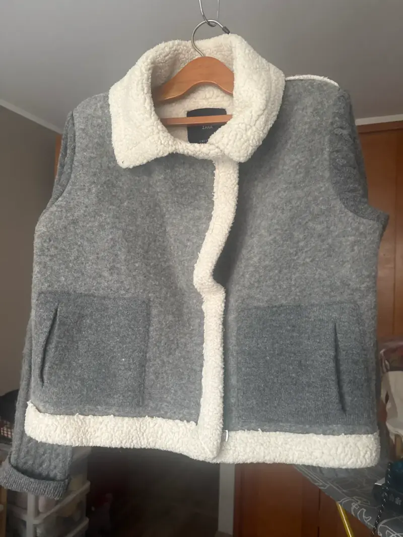 Chaleco gris con Corderoto marca Zara - 2