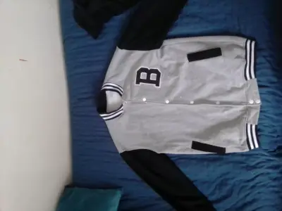 Chaqueta estilo varsity gris y negra - miniatura 1