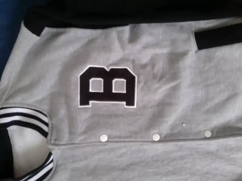 Chaqueta estilo varsity gris y negra - 2