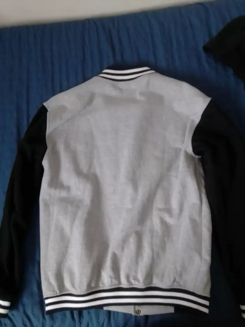 Chaqueta estilo varsity gris y negra - 3