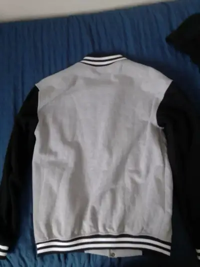 Chaqueta estilo varsity gris y negra - miniatura 3