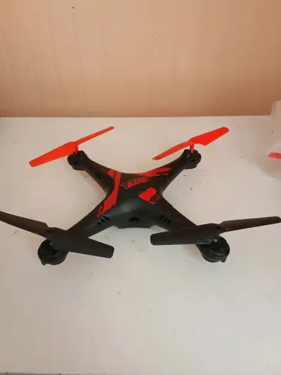 Drone negro con hélices rojas - miniatura 1