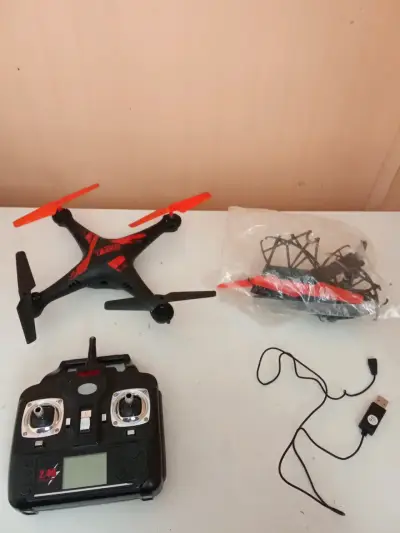 Drone negro con hélices rojas - miniatura 2