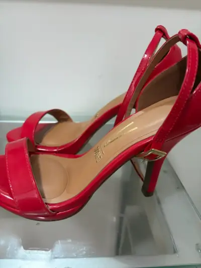 Tacones rojos de charol - miniatura 1