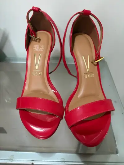 Tacones rojos de charol - miniatura 3