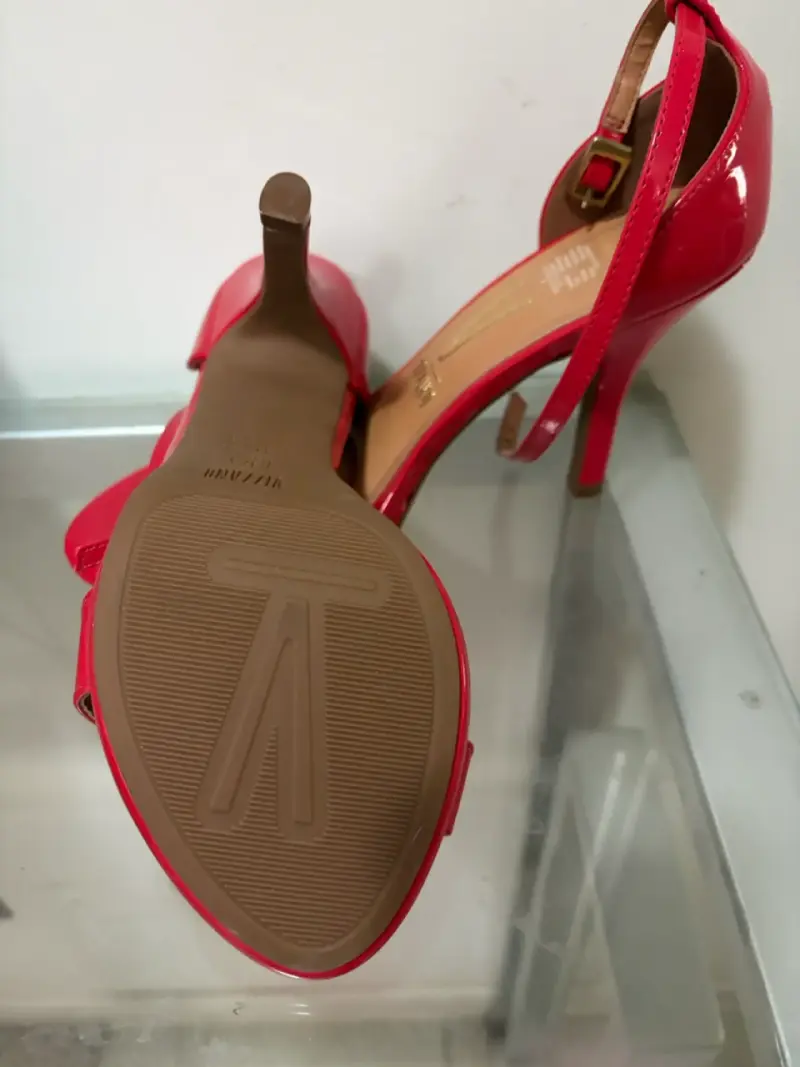 Tacones rojos de charol - 4