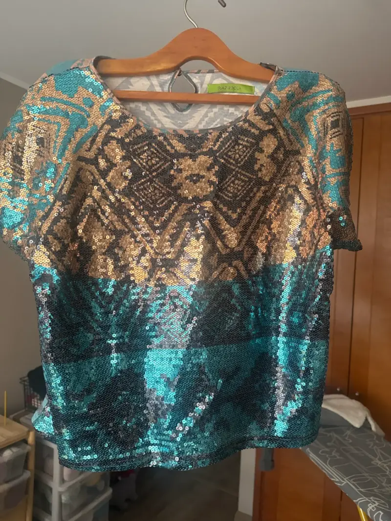 Polera con lentejuelas doradas y verdes Rapsodia - 3