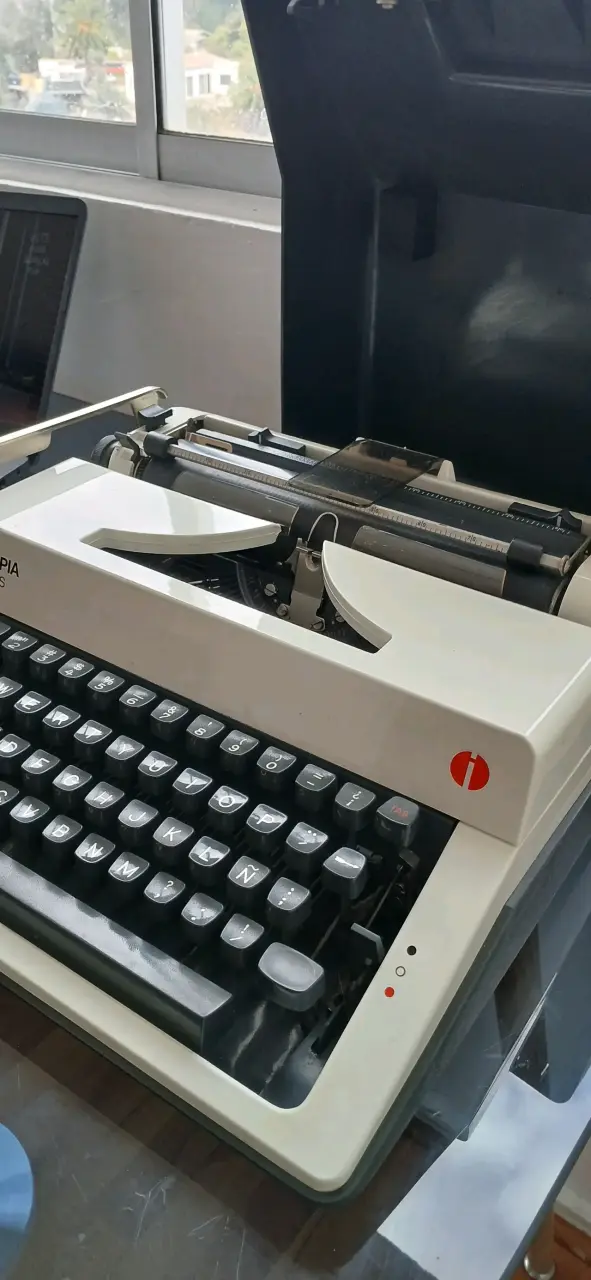 Máquina de escribir Olympia Monica S - 2
