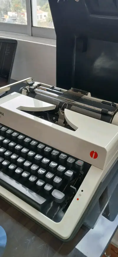 Máquina de escribir Olympia Monica S - miniatura 2