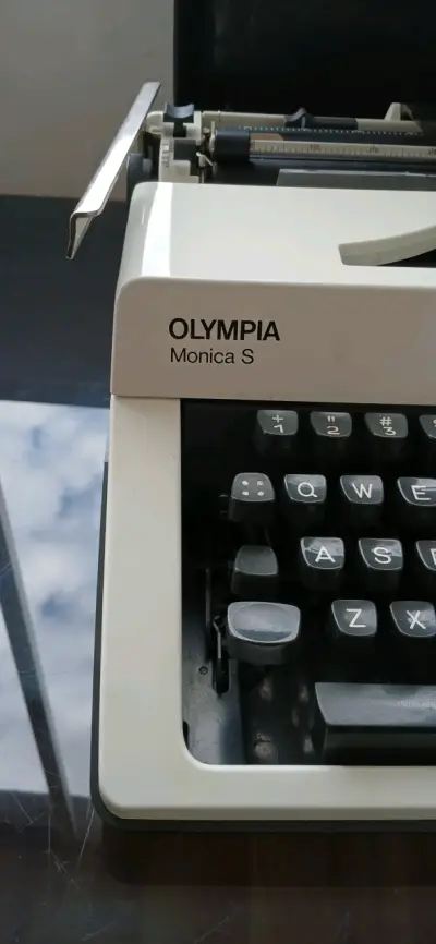 Máquina de escribir Olympia Monica S - miniatura 3