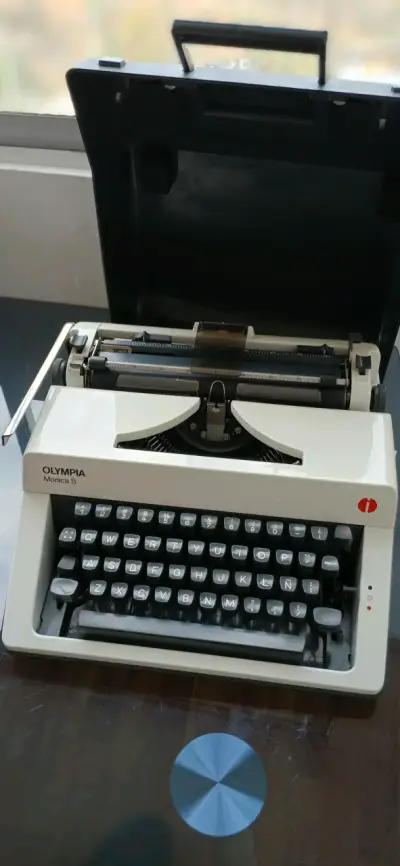 Máquina de escribir Olympia Monica S - miniatura 4